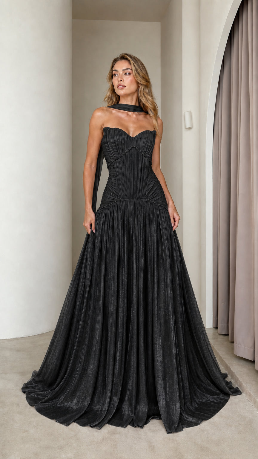 Model wearing black color variant